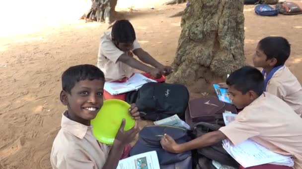 Grupo Niños Felices Amigos Niñas Compañeros Clase Sonriendo Estudiando Con — Vídeo de stock