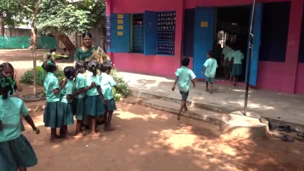 Grupo Crianças Felizes Amigos Meninas Colegas Classe Sorrindo Estudando Com — Vídeo de Stock