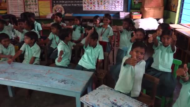 Gruppo Bambini Felici Amici Ragazze Compagne Classe Sorridenti Che Studiano — Video Stock