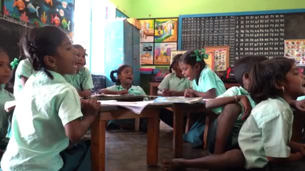 Grupo Niños Felices Amigos Niñas Compañeros Clase Sonriendo Estudiando Con — Vídeo de stock