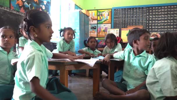 Gruppo Bambini Felici Amici Ragazze Compagne Classe Sorridenti Che Studiano — Video Stock