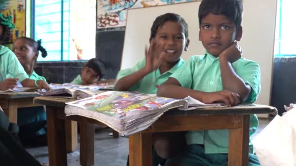 Mutlu Çocuk Arkadaş Kızlar Sınıf Kitap Okul Sınıf Kapalı Oturan — Stok video