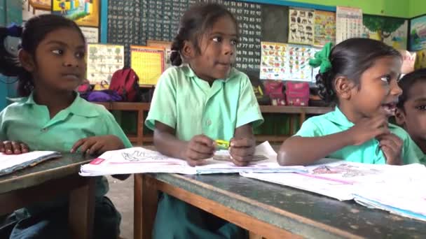 Grupo Niños Felices Amigos Niñas Compañeros Clase Sonriendo Estudiando Con — Vídeo de stock