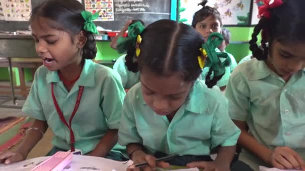 Grupo Niños Felices Amigos Niñas Compañeros Clase Sonriendo Estudiando Con — Vídeos de Stock