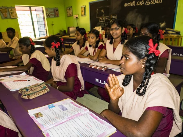 PUDUCHERRY, İNDİA - Aralık 2018. Devlet okulunda üniformalı tanımlanamayan mutlu sınıf arkadaşları evde oturup kitap okuyor. Fakir gençlerin okul portresi arkadaşlığın keyfini çıkarıyor..