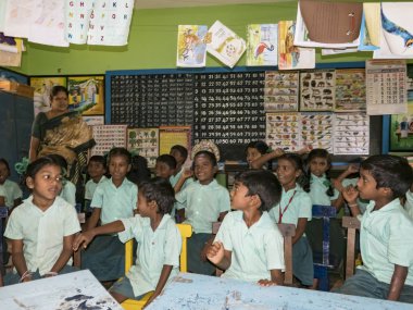 PUDUCHERRY, İNDİA - Aralık 2018. Tanımlanamayan mutlu öğrenciler devlet okulu üniformalı sınıf arkadaşları evde oturup ders çalışıyorlar. Yardım için gülümseyen zavallı gençlerin portresi..