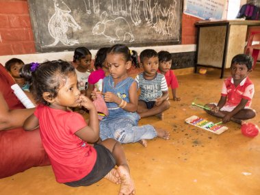 Puduchery, Hindistan - Aralık yaklaşık, 2018. Zavallı çocuklar oda kreş ile tanımlanamayan sevimli çocuklar, eğlence, eğlence, spor, eğitim ahşap oyun kapalı oyun oynarken iç