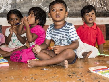 Puduchery, Hindistan - Aralık yaklaşık, 2018. Zavallı çocuklar oda kreş ile tanımlanamayan sevimli çocuklar, eğlence, eğlence, spor, eğitim ahşap oyun kapalı oyun oynarken iç