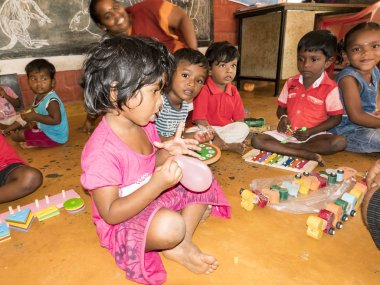 Puduchery, Hindistan - Aralık yaklaşık, 2018. Zavallı çocuklar oda kreş ile tanımlanamayan sevimli çocuklar, eğlence, eğlence, spor, eğitim ahşap oyun kapalı oyun oynarken iç