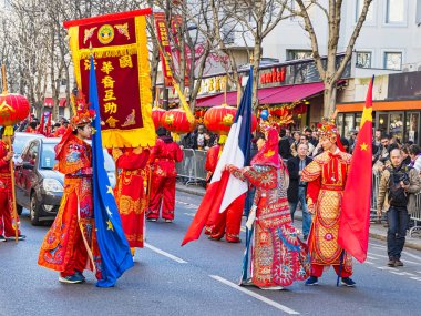 Paris, Fransa - 17 Şubat 2019. Street Çin yeni yılı kutlama festivalin son günü. Renkli kostümleri ve süslemeleri ile yürüme yolu gösterir? 200 bin, çok etnik Asya adam kadın. Domuz yılı