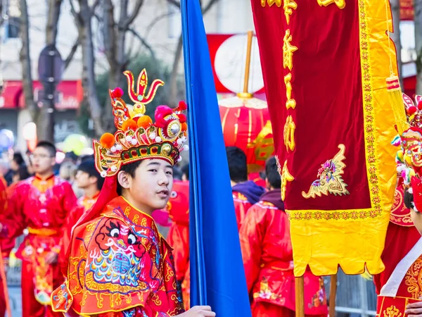 法国巴黎 2019年2月17日 中国新年庆祝节的最后一天在街头举行 人们的肖像以五颜六色的服装和装饰表现出来 20万 多种族亚洲白种人男人的女人 — 图库照片