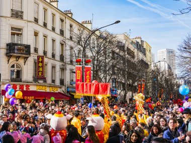 Paris, Fransa - 17 Şubat 2019. Street Çin yeni yılı kutlama festivalin son günü. İnsanlar ejderha aslan dans renkli kostümleri göster. 200 bin, çok etnik Asya adam kadın. Domuz yılı