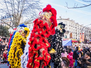 Paris, Fransa - 17 Şubat 2019. Street Çin yeni yılı kutlama festivalin son günü. İnsanlar ejderha aslan dans renkli kostümleri göster. 200 bin, çok etnik Asya adam kadın. Domuz yılı