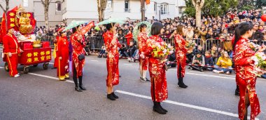 Paris, Fransa - 17 Şubat 2019. Street Çin yeni yılı kutlama festivalin son günü. İnsanlar ejderha aslan dans renkli kostümleri göster. 200 bin, çok etnik Asya adam kadın. Domuz yılı