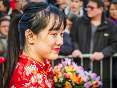 Paris, Fransa - 17 Şubat 2019. Street Çin yeni yılı kutlama festivalin son günü. Renkli kostümleri ve süslemeleri ile kadın gösterisi portresi. Mutlu yüz ve konsantrasyon. Domuz yılı