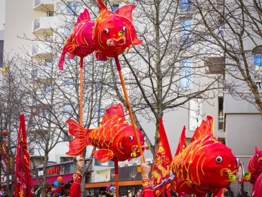 Paris, Fransa - 17 Şubat 2019. Street Çin yeni yılı kutlama festivalin son günü. Renkli kostümleri ve süslemeleri ile yürüme yolu gösterir? 200 bin, çok etnik Asya adam kadın. Domuz yılı