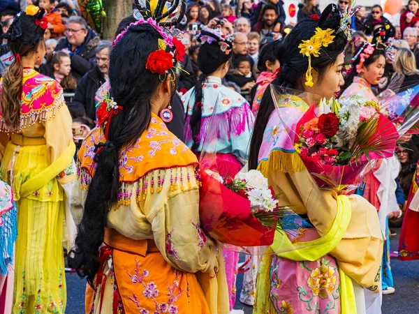 フランス 2019 通りに中国の旧正月の祝賀祭の最終日 人竜の獅子舞は カラフルな衣装を表示します 200 何千人も 多民族のアジア人女性 ブタの年 — ストック写真