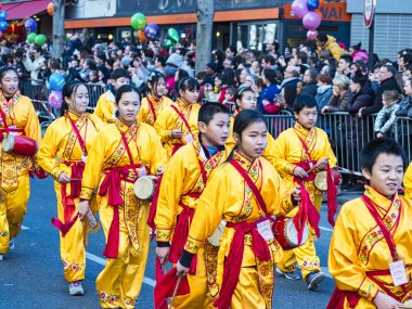 Paris, Fransa - 17 Şubat 2019. Street Çin yeni yılı kutlama festivalin son günü. İnsanlar ejderha aslan dans renkli kostümleri göster. 200 bin, çok etnik Asya adam kadın. Domuz yılı