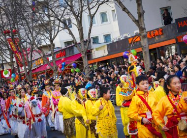 Paris, Fransa - 17 Şubat 2019. Street Çin yeni yılı kutlama festivalin son günü. İnsanlar ejderha aslan dans renkli kostümleri göster. 200 bin, çok etnik Asya adam kadın. Domuz yılı