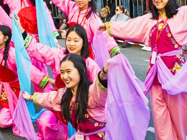 Paris, Fransa - 17 Şubat 2019. Street Çin yeni yılı kutlama festivalin son günü. İnsanlar geleneksel kostüm geçit Festivali sırasında sokakta dans