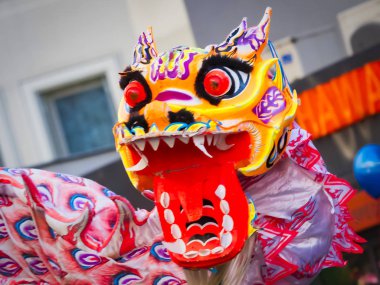 Paris, Fransa - 17 Şubat 2019. Street Çin yeni yılı kutlama festivalin son günü. Geçit töreni Festivali sırasında sokakta pembe renkli ejderha dansı. Geleneksel kutlama.