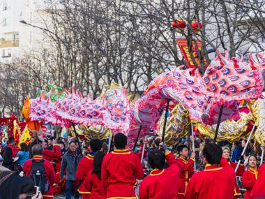 Paris, Fransa - 17 Şubat 2019. Street Çin yeni yılı kutlama festivalin son günü. Geçit töreni Festivali sırasında sokakta pembe renkli ejderha dansı. Geleneksel kutlama.