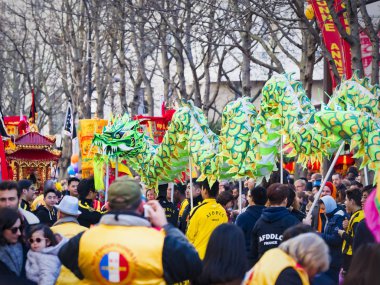 Paris, Fransa - 17 Şubat 2019. Street Çin yeni yılı kutlama festivalin son günü. Geçit töreni Festivali sırasında sokakta renkli yeşil ejderha dansı. Geleneksel kutlama.