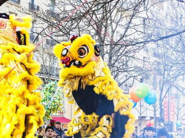 Paris, Fransa - 17 Şubat 2019. Street Çin yeni yılı kutlama festivalin son günü. Renkli aslanlar dekorasyon maskeleri geçit Festivali sırasında sokak dansı. Geleneksel kutlama.