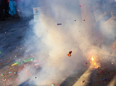 Paris, Fransa - 17 Şubat 2019. Çin yeni yılı kutlama festivalin son günü. Fişek ateş ve duman sokakta ağaçlar geçit festival sırasında asılı. Geleneksel kutlama ve gümrük.