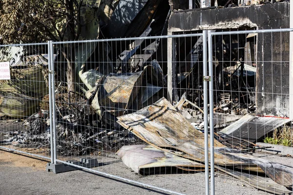 Duclair, Fransa - Ekim Circa, 2018: Carrefour piyasası hasar süpermarket kundaklama ateş yoğun yazma sonra bükülmüş metal yapı yanık enkaz ile sonra. Büyük endüstriyel felaket