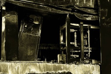 Duclair, Fransa - Ekim Circa, 2018: Carrefour piyasası hasar süpermarket kundaklama ateş yoğun yazma sonra bükülmüş metal yapı yanık enkaz ile sonra. Büyük endüstriyel felaket