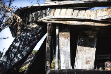 Duclair, Fransa - Ekim Circa, 2018: Carrefour piyasası hasar süpermarket kundaklama ateş yoğun yazma sonra bükülmüş metal yapı yanık enkaz ile sonra. Büyük endüstriyel felaket