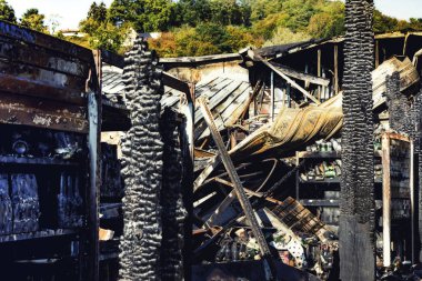 Duclair, Fransa - Ekim Circa, 2018: Carrefour piyasası hasar süpermarket kundaklama ateş yoğun yazma sonra bükülmüş metal yapı yanık enkaz ile sonra. Büyük endüstriyel felaket