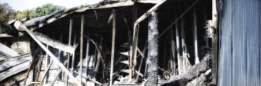 Duclair, Fransa - Ekim Circa, 2018: Carrefour piyasası hasar süpermarket kundaklama ateş yoğun yazma sonra bükülmüş metal yapı yanık enkaz ile sonra. Büyük endüstriyel felaket