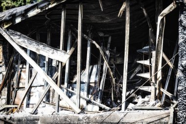 Duclair, Fransa - Ekim Circa, 2018: Carrefour piyasası hasar süpermarket kundaklama ateş yoğun yazma sonra bükülmüş metal yapı yanık enkaz ile sonra. Büyük endüstriyel felaket