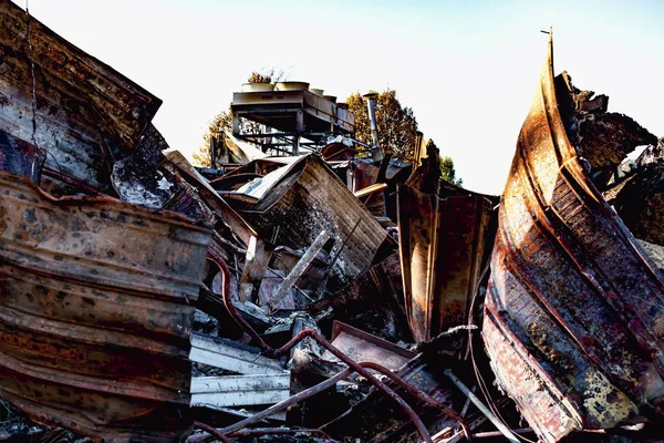 強烈な燃焼後ツイスト金属構造の燃焼残骸と放火火災後 Duclair フランス 月年頃 2018 カルフール マーケットの破損しているスーパー マーケット 大きな産業災害 — ストック写真