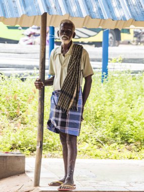 Puduchery, Hindistan - Aralık yaklaşık, 2018. Bir unidentifed eski üst düzey Hint fakir adam portre bir koyu kahverengi buruşuk yüz ve beyaz saçlı ve beyaz sakalı, ciddi görünüyor. Duygusal resim