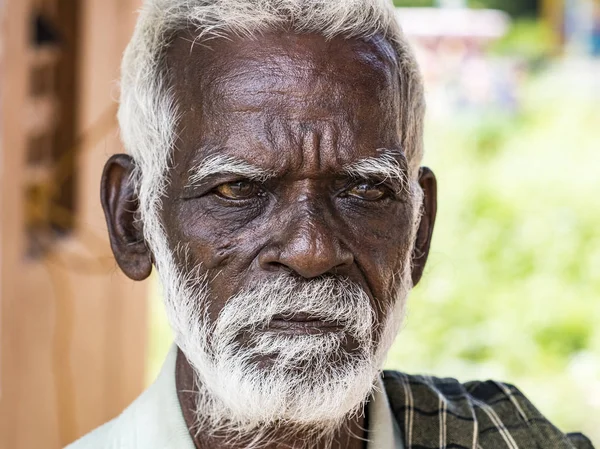 印度普杜切里 2018年12月 一个没有身份的老印度高级穷人肖像深棕色皱纹 白发和白胡子 看起来很严肃 情感图片 — 图库照片