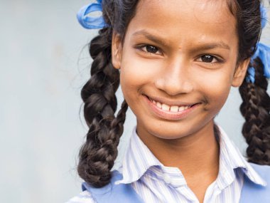 Puduchery, Hindistan - Aralık yaklaşık, 2018. Kimliği belirsiz yakışıklı tatlı gülümseyen Hintli kız açık havada portresi. Yoksul insanların olsalar bile neşeli kavramı.