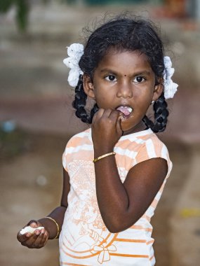 Puduchery, Hindistan - Aralık yaklaşık, 2018. Kimliği belirsiz zavallı Hint küçük kız kreş utangaç utangaç ifade ile