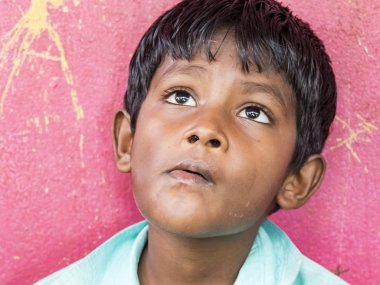 Puduchery, Hindistan - Aralık yaklaşık, 2018. Kimliği belirsiz rüya gibi sevimli küçük Hintli çocuk portresi.