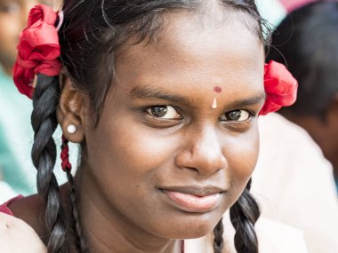 Puduchery, Hindistan - Aralık yaklaşık, 2018. Kimliği belirsiz yakışıklı tatlı gülümseyen Hintli kız açık havada portresi. Yoksul insanların olsalar bile neşeli kavramı.