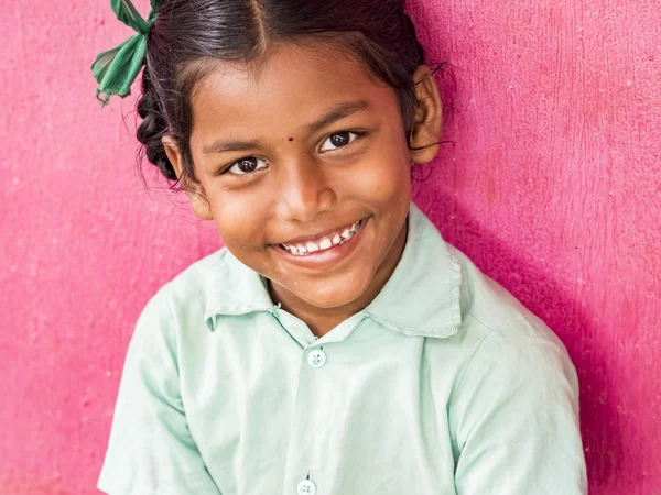 Puduchery, Hindistan - Aralık yaklaşık, 2018. Kimliği belirsiz yakışıklı tatlı gülümseyen Hintli kız açık havada portresi. Yoksul insanların olsalar bile neşeli kavramı.