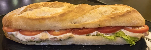 Baguete Francesa Longa Crosta Com Recheio Salada Atum Com Tomate — Fotografia de Stock