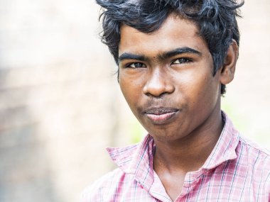 Puduchery, Hindistan - Decmeber dolaylarında, 2018. Fakir köy kameraya bakarak Caddesi'nde kimliği belirsiz Hint genç çocuk gençler portresi