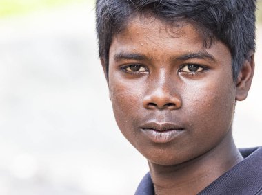 Puduchery, Hindistan - Decmeber dolaylarında, 2018. Fakir köy kameraya bakarak Caddesi'nde kimliği belirsiz Hint genç çocuk gençler portresi