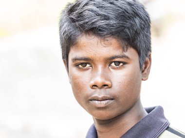 Puduchery, Hindistan - Decmeber dolaylarında, 2018. Fakir köy kameraya bakarak Caddesi'nde kimliği belirsiz Hint genç çocuk gençler portresi