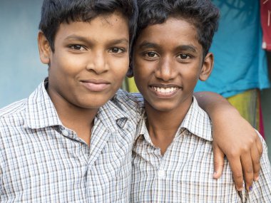 Puduchery, Hindistan - Decmeber dolaylarında, 2018. Kimliği belirsiz Hint genç dostu gençler fakir köy kameraya bakarak sokakta portresi