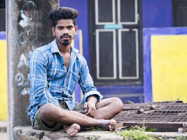 Puduchery, Hindistan - Decmeber dolaylarında, 2018. Fakir köy kameraya bakarak Caddesi'nde kimliği belirsiz Hint genç yetişkin portresi