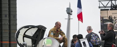 Le Bourget, Fransa - 24 Haziran 2017. Paris Le Bourget içinde Havacılık ve kayma Uluslararası Havacılık ve Havacılık Fuarı, sırasında kalabalık peole Hava Kuvvetleri uçuş seyir toplantı alanı uçak Park.
